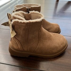 Toddler girl Ugg’s